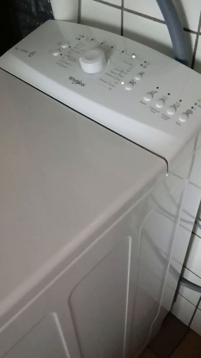 Upptäck problemet med en nyligen installerad toppmatad tvättmaskin som skapar ljud under centrifugering. Anna-Karin söker råd medan hon väntar på hjälp från Whirlpool. Vad kan orsaka detta 'skallrande' ljud trots att maskinen står i våg och transportskruvar är borttagna?