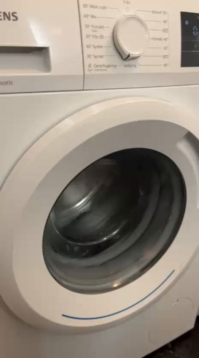 I denna video undersöks varför en ny tvättmaskin från 2016 låter ovanligt högt. Diskutera möjliga orsaker till ljudet och utforska om maskinen kan vara trasig.