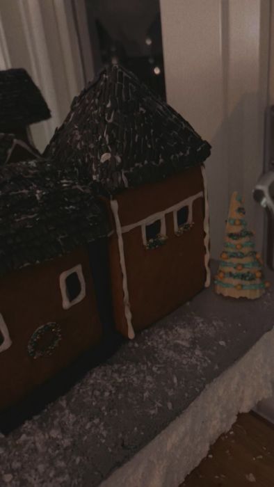 Upptäck årets imponerande pepparkakshus, byggt med kreativitet och noggrannhet. Se det detaljerade hantverket och inspireras av julens charm i denna unika skapelse.