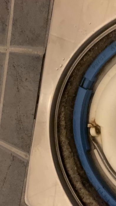Videon visar en metallram runt en golvbrunn där fogarna börjat lossna och ramen sviktar. Detta skapar oro för eventuella skador på tätskiktet och följer med en diskussion om reparation och förebyggande åtgärder.