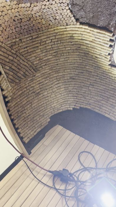 Se hur hjulhusen installeras och behandlas med bastuvax för att matcha inredningen. Silikon används för att fästa gavlar och bågar, med fokus på noggrannhet och hållbarhet. Ett långsiktigt projekt där drömmen blir verklighet steg för steg.