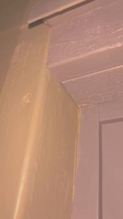 Undersök varför vatten läcker ut under blecket på din byggnad. Filmen visar detaljer och söker råd för att lösa problemet, perfekt för den händige eller byggnadsentusiasten som stöter på liknande utmaningar.