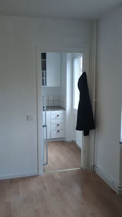 En video som dokumenterar brister och problem efter en renovering av en etta i södra Sverige. Persienner, skåpshandtag och en trasig toalett är några av de frågor som diskussionen kretsar kring. Renoveringsföretaget agerar för att rätta till misstagen.