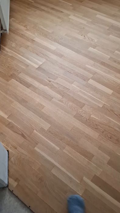 Upptäck problemet med ett nyslipat parkettgolv som knarrar högt efter lackering. Vad kan orsaken vara och hur löser man det? Se filmen för att förstå situationen bättre och få råd om möjliga åtgärder.