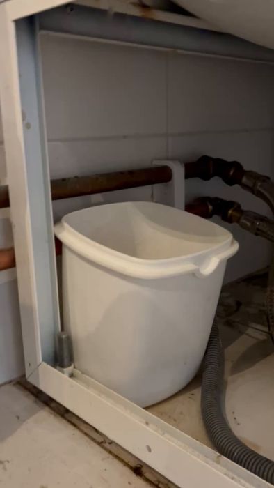 Videon visar ett pysljud och läckage från en varmvattenberedare när vattnet kopplas på. Ljudet kommer inte från säkerhetsventilen, och källan är osäker. Problemet noteras omedelbart efter inkoppling.