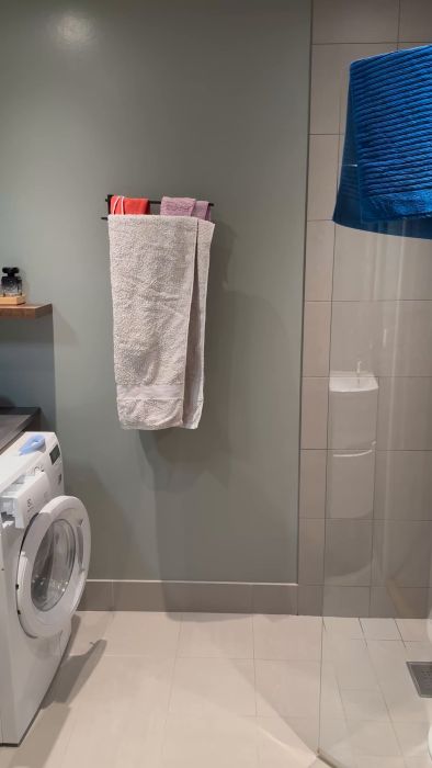 I en fem år gammal bostadsrätt samlas vatten i duschens golvvinklar. Trots golvvärme torkar det inte, vilket leder till sliten fog med kalkavlagringar. Hur påverkar konstant fukt fogen på sikt?
