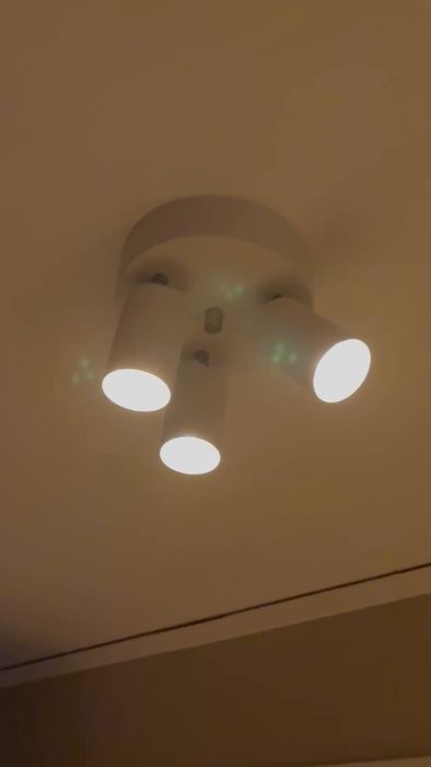 Upptäck vad som kan orsaka blinkande lampor och omstarter av maskiner i kök och hall. Har bott i huset i två år utan problem. Få tips och råd om felsökning och potentiella lösningar.