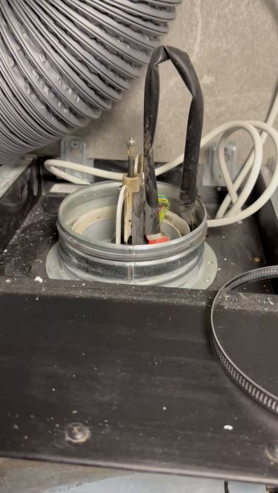 Se hur fläkten beter sig när den slås av och på. Kan du upptäcka något problem? Dela gärna dina tankar och hjälp till att identifiera eventuella fel.