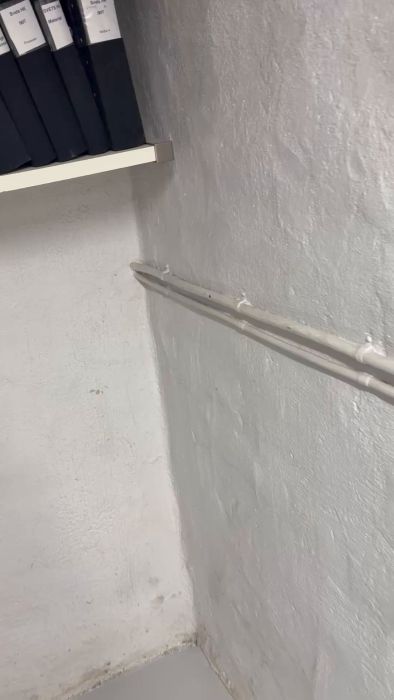 Utforska installationen av proppskåp och elmätare i källaren, inklusive kablage till gästhuset och andra byggnader. Elektriker rapporterar inga huvudsäkringar i gästhuset. Perfekt insikt för hyresvärdar och husägare.