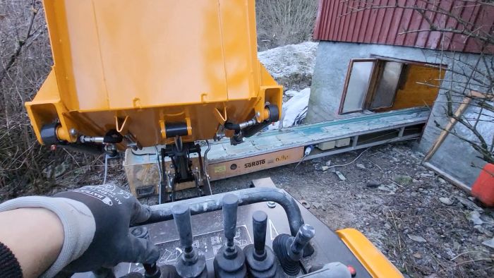 Se videon där sista lasset med sten tas bort från källaren. Förberedelser pågår för att jämna ut med singel innan källarväggarna kapas för att få berget längs väggarna. Ett steg i processen att renovera källaren efter att ha avslutat utsidan.