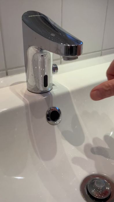 Upptäck lösningar för att hantera ett smällande ljud från en FMM 9000E Tronic blandare. Diskutera användning av flödesbegränsare, tryckstötdämpare eller ballofixventiler för att lösa problemet med normalt tryck i kommunalt vattensystem.