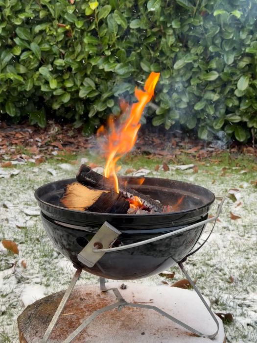 Lär dig hur korrekt inställning av luftflödet kan förhindra dålig brasa och rökbildning. Detta kan bidra till en renare och mer effektiv eldning, samt minska lukt och pyreld. Se hur lite extra luft kan göra stor skillnad.