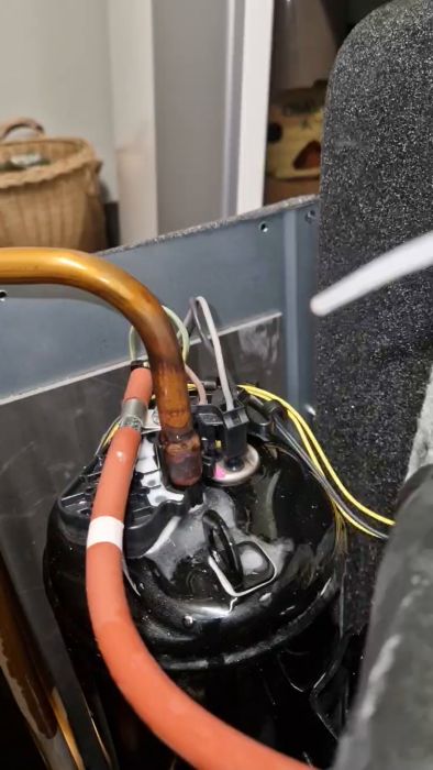 Felsökning av värmepump där en läcka orsakat larm. Efter att ha fyllt på med nitrogen för att spåra läckan, identifierades en fabrikationsläcka. Videon visar processen för att löda igen läckan, vakuumsuga systemet och återfylla med köldmedia.