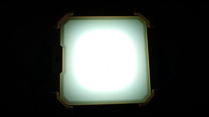 Denna video visar ett högfrekvent flimmer från en LED-lampa som blir tydligt när det filmas i slowmotion. Kvaliteten på dessa lampor kan vara bristfällig och flimmerseffekten kan ge en discoljuseffekt.