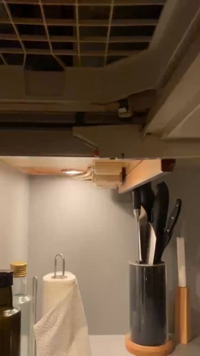 En närmare titt under köksskåpet där en lampa blinkar bredvid den röda knappen. Se vad som händer när något dras in och vad som kan orsaka att lampan ibland inte blinkar som förväntat.