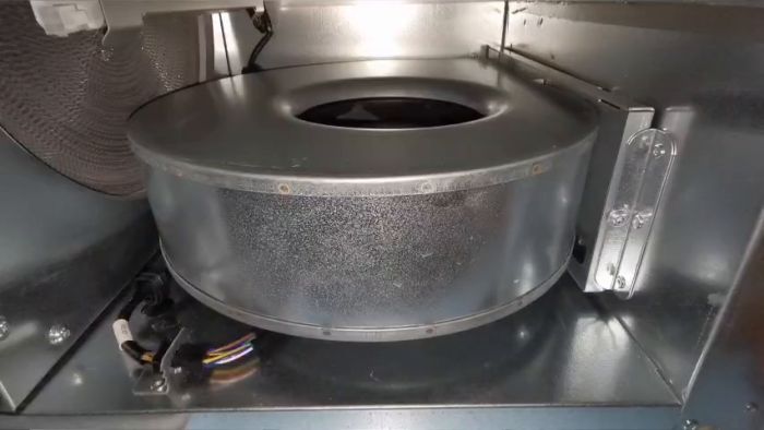 Upptäck hur dåliga lager kan låta i den här videon. Perfekt för dig som undersöker konstiga ljud från bygg- eller ventilationsutrustning. Videon hjälper dig att identifiera lagerproblem innan de blir allvarligare fel.