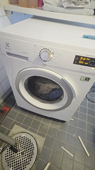 Upptäck hur du kan identifiera och åtgärda oljud i en Electrolux tvättmaskin. Guiden går igenom möjliga orsaker, som kugghjul eller skräp i pumpen, och diskuterar reparation kontra professionell hjälp.