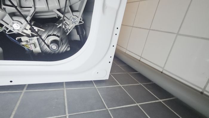 Utforska problem med ljud i din Electrolux tvättmaskin. Filmen visar hur du kan felsöka cirkulationspumpen och tips på vad som kan orsaka ljudet. Lär dig demontera rätt delar för att inspektera och åtgärda problemet själv.