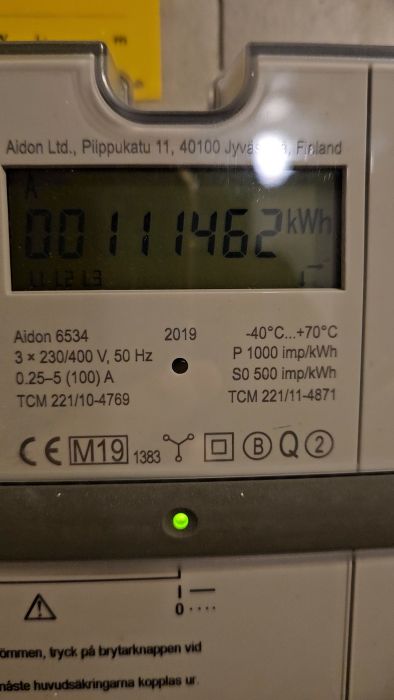 Utforska orsakerna bakom elproblem efter att ha startat elpatronen. Trots full spänning på alla faser, stannar bilens laddning. Ingen annan värmekälla i huset. Få tips på om en elektriker eller rörmokare bör anlitas först - viktig information för bättre hemkomfort.