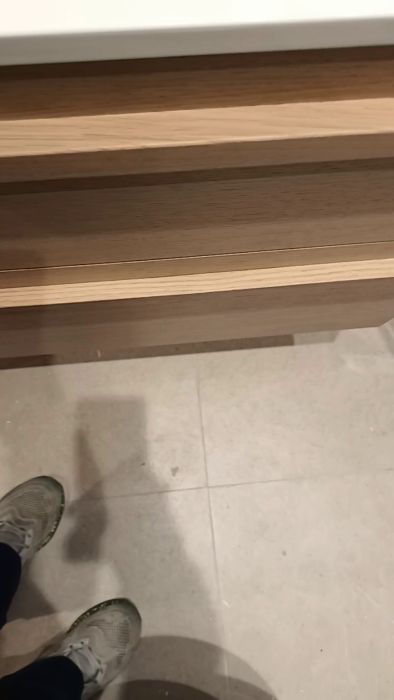 Upptäck problemet med ett droppande och bankande ljud i väggen eller taket som uppstår när kranen sätts på under en badrumsrenovering. Se om du kan identifiera orsaken och få tips från andra.