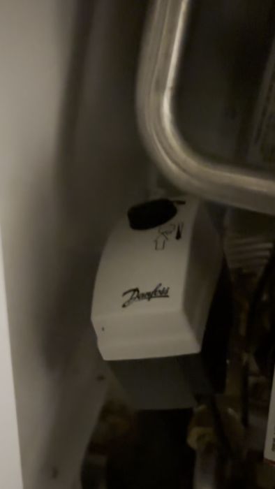 En ljudinspelning av en reglerventil från Danfoss i en fjärrvärmecentral som börjat låta ovanligt mycket. Trots att fjärrvärmen fungerar som den ska, undrar användaren om ventilen kanske behöver bytas ut. Se videon för att höra ljudet och bidra med förslag.