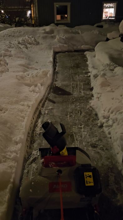 Testar snöslungan på drygt 6 cm blöt 'stockholmssnö', men batteriet var inte laddat. Få en titt på utmaningen med tung snön och effekten av ett halvladdat batteri.
