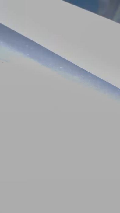 Upptäck utmaningarna med golvisolering i renoveringen av ett sekelskifteshus. Videon visar luftspalten under badrumsgolvet och diskuterar effekten av 45 mm isolering kontra full bjälknivåisolering för optimal golvvärmeeffekt.