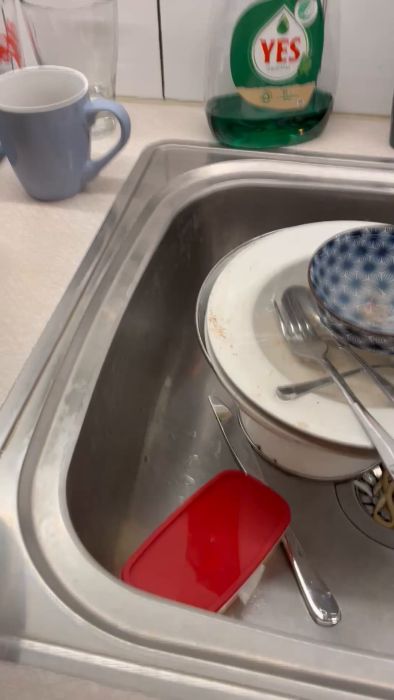 Diskmaskinen verkar inte starta som den ska och piper istället. Ägaren märker att den inte diskar ordentligt över natten, vilket är ovanligt. Videon visar en oklar situation med kranen som kan vara relaterad till diskproblemet.