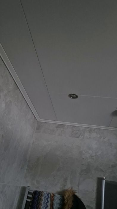 Upptäck varför badrummets LED-spotlights bara blinkar och slocknar. Kan det bero på en felaktig dimmer avsedd för halogenlampor? Tidigare fungerande lösningar verkar ha upphört, vilket skapar frustration över det belysningsproblem som återkommit.