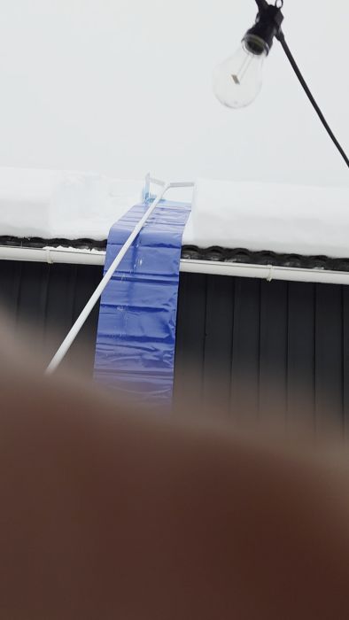 Upptäck en effektiv och prisvärd snöraka för tak, köpt för 450 kr på Amazon. Perfekt för att enkelt ta bort snö från taket och undvika skador under vintern.