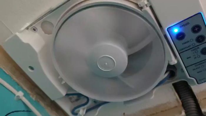 Nyinstallerad intellivent-fläkt i tvättstuga låter mer än förväntat. Filmen visar ljudnivån som upplevs störande, trots att den ska vara bland de tystaste på marknaden. Kan du höra vad problemet är?