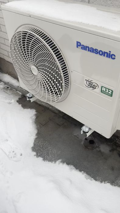 En ny Panasonic luft/luft-värmepump avfrostar och orsakar mycket vatten på hus och fasad. Är det normalt för en värmepump att bete sig så här? Tidigare värmepump hade inte detta problem. Diskutera och få tips kring avfrostningsprocessen.