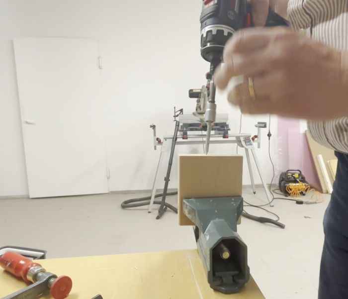 Upptäck kraften hos GSR 12V-32 FC, en kompakt borrmaskin idealisk för DIY-arbeten hemma. Se hur den klarar av att dra en fingängad 6x fransk skruv utan förborrning. Perfekt för trånga utrymmen med sina mångsidiga FC-tillbehör.