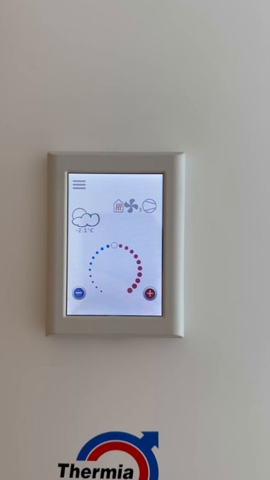 Videon visar hur man navigerar i Thermias meny för att hantera inställningar. Fokus ligger på svårigheten att justera maximal effekt för elpatronen, vilket enligt användaren endast kan vara igång eller avstängd. Navigeringen utförs via en digital panel.