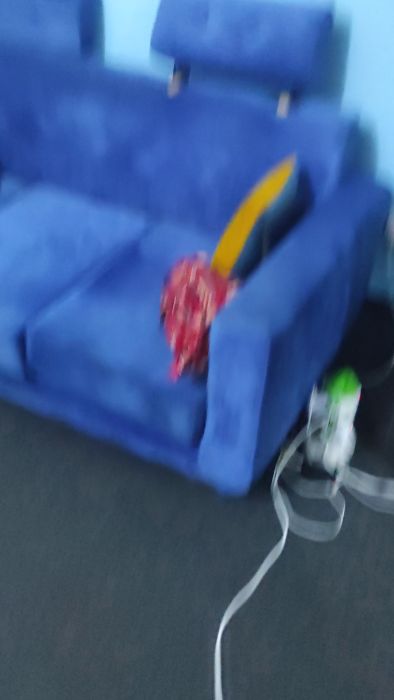 En video som visar installationen av ett grenuttag med överbelastningsskydd. Diskutera lämpliga säkerhetsåtgärder för att undvika brandrisk och hur man korrekt installerar sådana enheter i hemmet för att skydda elektronik.