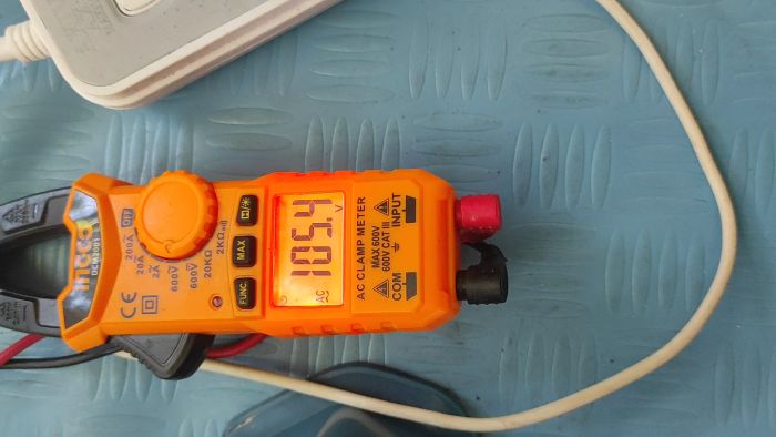 Se hur jag använde en klämamperemeter för att mäta ström och spänning i mitt hemprojekt. Spänningen visade 156,9V och resultatet hjälpte mig att förstå elförbrukningen bättre.