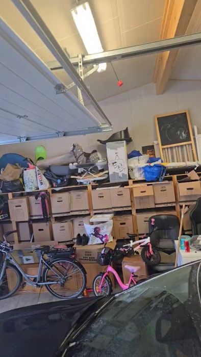 Se video där en Hörmann ProMatic garageport fastnar 10 cm från toppläget och rullar tillbaka. Upp och ned går bra, men den stannar oförklarligt vid samma punkt. Någon som vet hur man löser detta problem? Dela gärna dina tips och erfarenheter i kommentarsfältet.