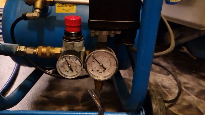 En ärvd kompressor byggs upp tryck snabbt men tappar sedan plötsligt. Frågor kring om felaktig inställning eller behov av byte av regulator eller snabbventil. Kompressorn är eldriven med 2,5 hk och en 10 liters tank.