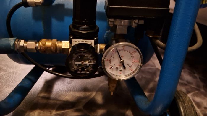 Videon visar en 10-liters tank och en 2,5hk kompressor i drift. Ventilen har bytts ut och nu undersöks trycksättningen som verkar sjunka snabbt, med kompressorn som aktiveras ofta. Frågan diskuteras om detta är normalt eller om det finns tryckproblem.
