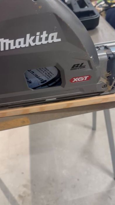 En video som visar hur man testar och justerar Toe-in med hjälp av en planka. Användaren söker tips och förklarar processen genom att använda en instruktionsvideo som grund. Perfekt för dem som behöver hjälp med kalibreringsprojekt.