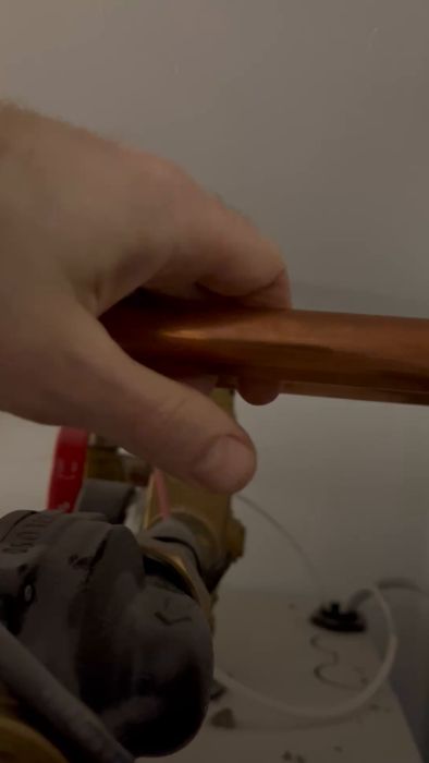 Utforska hur ett rör mellan panna och utedel vibrerar när maskinen är igång. Videon visar hur ljudet förändras när röret hålls fast, vilket ger en inblick i problemet med vibrerande rör kopplat till maskinens drift.