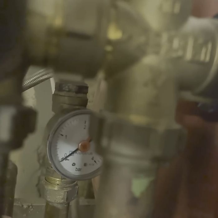 Videon visar hur systemtrycket i ett rörsystem stiger till 1 bar vid påfyllning men snabbt sjunker tillbaka till 0. Trots noggrann kontroll finns inga synliga läckor. Några tips på vad som kan orsaka detta eller om rören bör bytas ut på måfå?