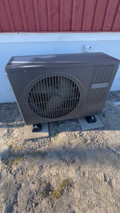 Se vår video inspelad den 14 februari 2026 där vi undersöker ljudet från en nyinstallerad Qvantum QA 15 luft-luftvärmepump. Ljudet började för tre veckor sedan, kan isbildning från januari påverka det? Ljudet sjunker ibland, men är oftast hörbart i hela huset.