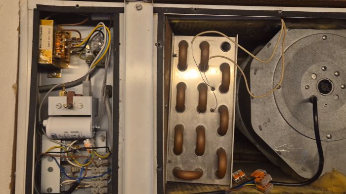 Video visar klickljudet från ett gammalt Tilluftsaggregat, Elektrostandard TA400. Trots byte av fläkt och kondensator kvarstår problemet där fläkten startar, stannar och sen återstartar. Kan det finnas fler orsaker? Här söker vi råd från andra med erfarenhet.
