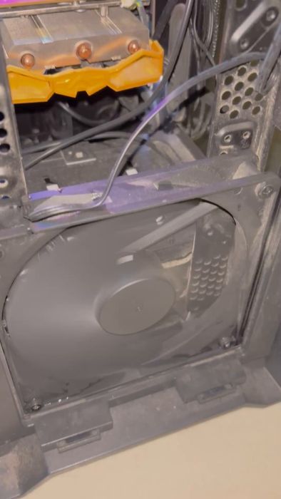 I denna video testas en datorfläkts funktion och installation. Se hur fläkten snurrar och hör dess ljudnivå, vilket hjälper att bedöma kylkapaciteten i ditt datorbygge.