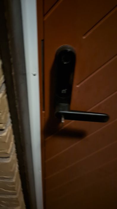 Följ min kamp med en ytterdörr som vägrar öppna trots rätt nyckel och manualens instruktioner för nödöppning. Något verkar vara fel, men vad? Kolla in min video för att se problemet och kanske ge tips.