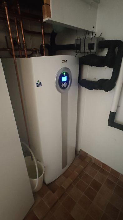 Upptäck återkommande klonkljud från en IVT EQ E8 värmepump. Ljudet påminner om en stängd gammal kran och uppstår oregelbundet. Möjliga källor undersökta utan resultat, trots partikelrengöring. Ljudet hörs tydligt vid tidsstämplarna 0:15 och 1:03.