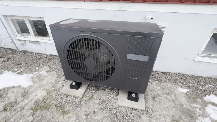 Denna video visar en betydande skillnad i ljudnivå hos pumpen, som kanske beror på olika varvtal. Installatören har redan tittat, men ljudnivån varierar beroende på tid och förutsättningar.