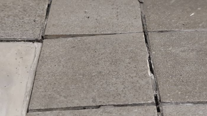 Ett härligt klipp som visar hur du kontrollerar en nylagd plattsättning för att säkerställa att plattorna ligger rätt och fogarna är täta. Perfekt för dig som bygger eller renoverar och vill ha ett snyggt resultat.