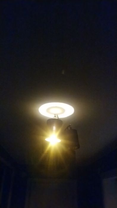 Installerad LED-lampa i ny armatur lyser svagt trots att den har släckts via dubbel-trapp-brytare. Utforskar varför den påverkas av andra brytare och vad som kan orsaka detta fenomen. Behöver råd kring elektriska kopplingar och möjliga lösningar.